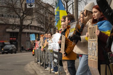 Kyiv, Ukrayna. 3 Mart 2024 'te birçok insan, iki yıldır Rusya' da tutsak olan 