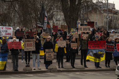 Kyiv, Ukrayna. 3 Mart 2024 'te birçok insan, iki yıldır Rusya' da tutsak olan 