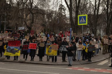 Kyiv, Ukrayna. 3 Mart 2024 'te birçok insan, iki yıldır Rusya' da tutsak olan 