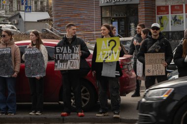 Kyiv, Ukrayna. 3 Mart 2024 'te birçok insan, iki yıldır Rusya' da tutsak olan 