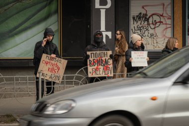 Kyiv, Ukrayna. 3 Mart 2024 'te birçok insan, iki yıldır Rusya' da tutsak olan 
