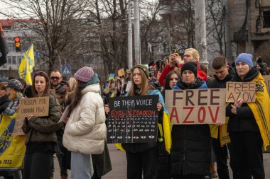 Kyiv, Ukrayna. 3 Mart 2024 'te birçok insan, iki yıldır Rusya' da tutsak olan 
