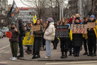 Kyiv, Ukrayna. 3 Mart 2024 'te birçok insan, iki yıldır Rusya' da tutsak olan 