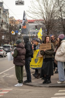 Kyiv, Ukrayna. 3 Mart 2024 'te birçok insan, iki yıldır Rusya' da tutsak olan 