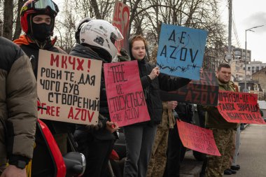 Kyiv, Ukrayna. 3 Mart 2024 'te birçok insan, iki yıldır Rusya' da tutsak olan 