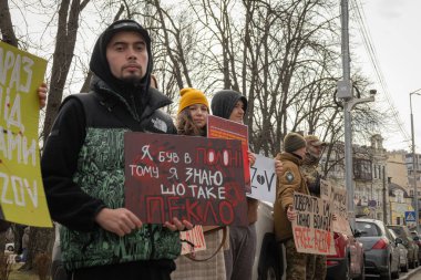 Kyiv, Ukrayna. 3 Mart 2024 'te birçok insan, iki yıldır Rusya' da tutsak olan 