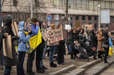 Kyiv, Ukrayna. 3 Mart 2024 'te birçok insan, iki yıldır Rusya' da tutsak olan 