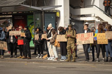 Kyiv, Ukrayna. 3 Mart 2024 'te birçok insan, iki yıldır Rusya' da tutsak olan 
