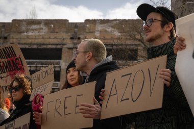 Kyiv, Ukrayna. 3 Mart 2024 'te birçok insan, iki yıldır Rusya' da tutsak olan 