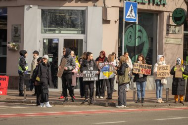 Kyiv, Ukrayna. 3 Mart 2024 'te birçok insan, iki yıldır Rusya' da tutsak olan 