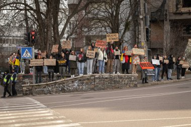 Kyiv, Ukrayna. 3 Mart 2024 'te birçok insan, iki yıldır Rusya' da tutsak olan 