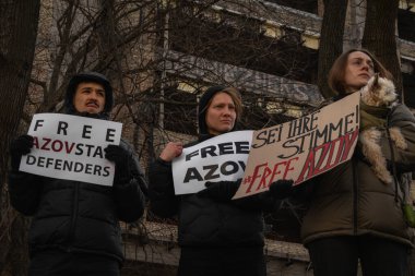 Kyiv, Ukrayna. 3 Mart 2024 'te birçok insan, iki yıldır Rusya' da tutsak olan 