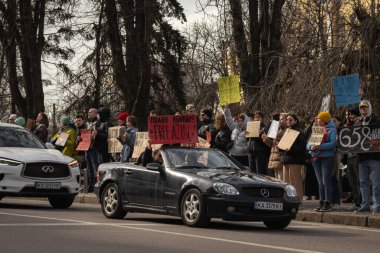 Kyiv, Ukrayna. 3 Mart 2024 'te birçok insan, iki yıldır Rusya' da tutsak olan 