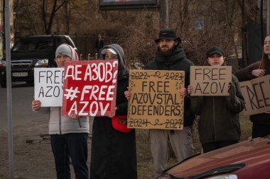 Kyiv, Ukrayna. 3 Mart 2024 'te birçok insan, iki yıldır Rusya' da tutsak olan 