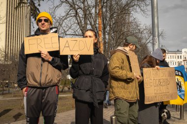 Kyiv, Ukrayna. 3 Mart 2024 'te birçok insan, iki yıldır Rusya' da tutsak olan 