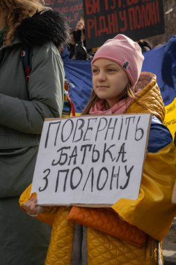 Kyiv, Ukrayna. 3 Mart 2024 'te, birçok insan, iki yıldır Ruslar tarafından esir tutulan Azov savaş esirlerini desteklemek için Kyiv' in merkezine gitti..