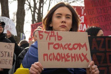 Kyiv, Ukrayna. 3 Mart 2024 'te, birçok insan, iki yıldır Ruslar tarafından esir tutulan Azov savaş esirlerini desteklemek için Kyiv' in merkezine gitti..