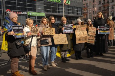 Kyiv, Ukrayna. 3 Mart 2024 'te, birçok insan, iki yıldır Ruslar tarafından esir tutulan Azov savaş esirlerini desteklemek için Kyiv' in merkezine gitti..