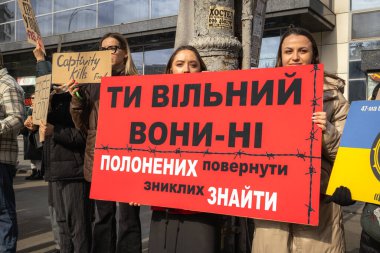 Kyiv, Ukrayna. 3 Mart 2024 'te, birçok insan, iki yıldır Ruslar tarafından esir tutulan Azov savaş esirlerini desteklemek için Kyiv' in merkezine gitti..