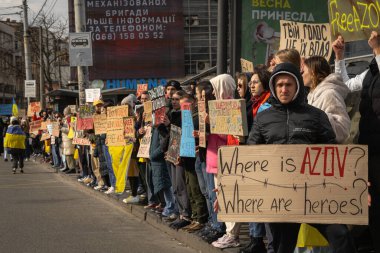 Kyiv, Ukrayna. 3 Mart 2024 'te, birçok insan, iki yıldır Ruslar tarafından esir tutulan Azov savaş esirlerini desteklemek için Kyiv' in merkezine gitti..