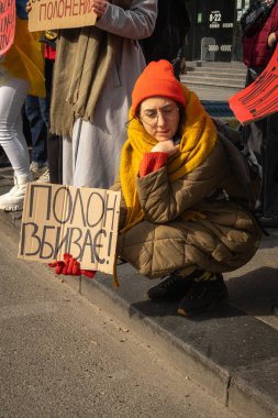 Kyiv, Ukrayna. 3 Mart 2024 'te, birçok insan, iki yıldır Ruslar tarafından esir tutulan Azov savaş esirlerini desteklemek için Kyiv' in merkezine gitti..