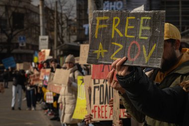 Kyiv, Ukrayna. 3 Mart 2024 'te, birçok insan, iki yıldır Ruslar tarafından esir tutulan Azov savaş esirlerini desteklemek için Kyiv' in merkezine gitti..