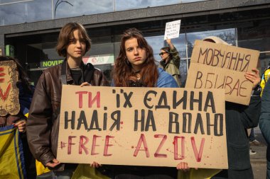 Kyiv, Ukrayna. 3 Mart 2024 'te, birçok insan, iki yıldır Ruslar tarafından esir tutulan Azov savaş esirlerini desteklemek için Kyiv' in merkezine gitti..