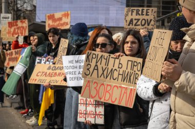 Kyiv, Ukrayna. 3 Mart 2024 'te, birçok insan, iki yıldır Ruslar tarafından esir tutulan Azov savaş esirlerini desteklemek için Kyiv' in merkezine gitti..