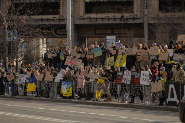 Kyiv, Ukrayna. 3 Mart 2024 'te, birçok insan, iki yıldır Ruslar tarafından esir tutulan Azov savaş esirlerini desteklemek için Kyiv' in merkezine gitti..