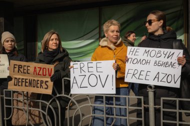 Kyiv, Ukrayna. 3 Mart 2024 'te, birçok insan, iki yıldır Ruslar tarafından esir tutulan Azov savaş esirlerini desteklemek için Kyiv' in merkezine gitti..