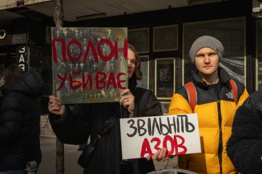 Kyiv, Ukrayna. 3 Mart 2024 'te, birçok insan, iki yıldır Ruslar tarafından esir tutulan Azov savaş esirlerini desteklemek için Kyiv' in merkezine gitti..