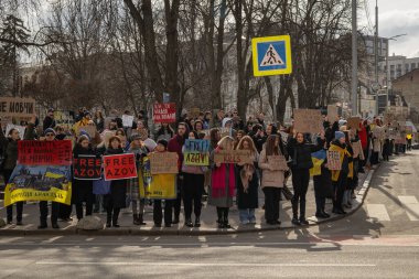 Kyiv, Ukrayna. 3 Mart 2024 'te, birçok insan, iki yıldır Ruslar tarafından esir tutulan Azov savaş esirlerini desteklemek için Kyiv' in merkezine gitti..