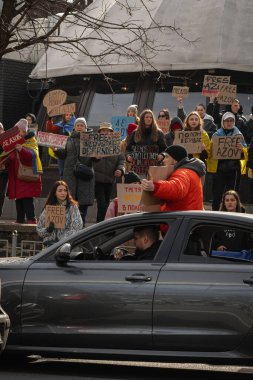 Kyiv, Ukrayna. 3 Mart 2024 'te, birçok insan, iki yıldır Ruslar tarafından esir tutulan Azov savaş esirlerini desteklemek için Kyiv' in merkezine gitti..