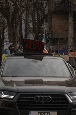 Kyiv, Ukrayna. 3 Mart 2024 'te, birçok insan, iki yıldır Ruslar tarafından esir tutulan Azov savaş esirlerini desteklemek için Kyiv' in merkezine gitti..