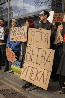 Kyiv, Ukrayna. 3 Mart 2024 'te birçok insan savaş esirlerinin akrabalarına destek olmak ve Azov savaşçılarının iki yıldır esir tutulduğunu hatırlatmak için Kyiv' in merkezine gitti.