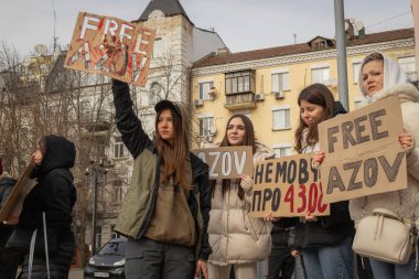 Kyiv, Ukrayna. 3 Mart 2024 'te birçok insan savaş esirlerinin akrabalarına destek olmak ve Azov savaşçılarının iki yıldır esir tutulduğunu hatırlatmak için Kyiv' in merkezine gitti.