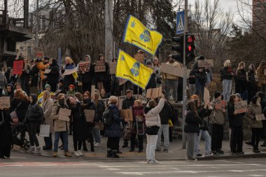 Kyiv, Ukrayna. 3 Mart 2024 'te birçok insan savaş esirlerinin akrabalarına destek olmak ve Azov savaşçılarının iki yıldır esir tutulduğunu hatırlatmak için Kyiv' in merkezine gitti.