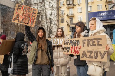 Kyiv, Ukrayna. 3 Mart 2024 'te birçok insan savaş esirlerinin akrabalarına destek olmak ve Azov savaşçılarının iki yıldır esir tutulduğunu hatırlatmak için Kyiv' in merkezine gitti.