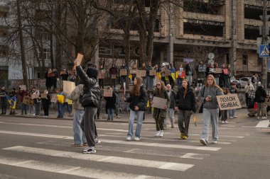 Kyiv, Ukrayna. 3 Mart 2024 'te birçok insan savaş esirlerinin akrabalarına destek olmak ve Azov savaşçılarının iki yıldır esir tutulduğunu hatırlatmak için Kyiv' in merkezine gitti.