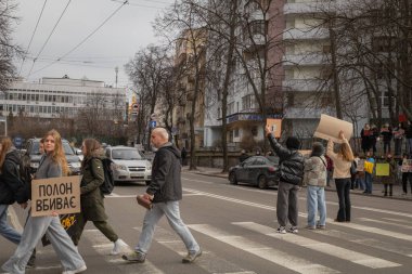 Kyiv, Ukrayna. 3 Mart 2024 'te birçok insan savaş esirlerinin akrabalarına destek olmak ve Azov savaşçılarının iki yıldır esir tutulduğunu hatırlatmak için Kyiv' in merkezine gitti.