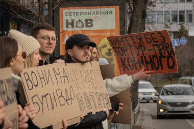 Kyiv, Ukrayna. 3 Mart 2024 'te birçok insan savaş esirlerinin akrabalarına destek olmak ve Azov savaşçılarının iki yıldır esir tutulduğunu hatırlatmak için Kyiv' in merkezine gitti.