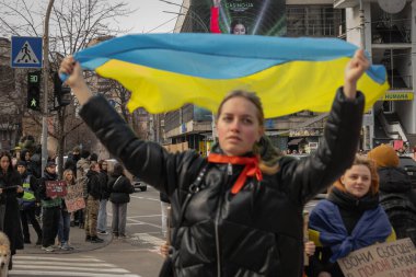 Kyiv, Ukrayna. 3 Mart 2024 'te birçok insan savaş esirlerinin akrabalarına destek olmak ve Azov savaşçılarının iki yıldır esir tutulduğunu hatırlatmak için Kyiv' in merkezine gitti.