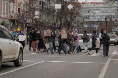 Kyiv, Ukrayna. 3 Mart 2024 'te birçok insan savaş esirlerinin akrabalarına destek olmak ve Azov savaşçılarının iki yıldır esir tutulduğunu hatırlatmak için Kyiv' in merkezine gitti.