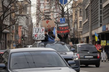 Kyiv, Ukrayna. 3 Mart 2024 'te birçok insan savaş esirlerinin akrabalarına destek olmak ve Azov savaşçılarının iki yıldır esir tutulduğunu hatırlatmak için Kyiv' in merkezine gitti.
