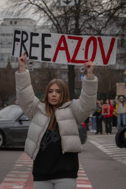 Kyiv, Ukrayna. 3 Mart 2024 'te birçok insan savaş esirlerinin akrabalarına destek olmak ve Azov savaşçılarının iki yıldır esir tutulduğunu hatırlatmak için Kyiv' in merkezine gitti.