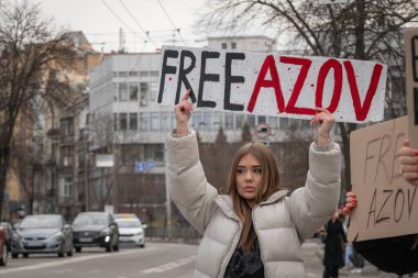 Kyiv, Ukrayna. 3 Mart 2024 'te birçok insan savaş esirlerinin akrabalarına destek olmak ve Azov savaşçılarının iki yıldır esir tutulduğunu hatırlatmak için Kyiv' in merkezine gitti.