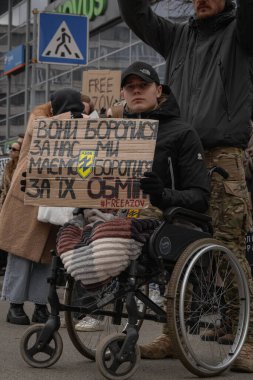 Kyiv, Ukrayna. 3 Mart 2024 'te birçok insan savaş esirlerinin akrabalarına destek olmak ve Azov savaşçılarının iki yıldır esir tutulduğunu hatırlatmak için Kyiv' in merkezine gitti.