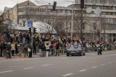 Kyiv, Ukrayna. 3 Mart 2024 'te birçok insan savaş esirlerinin akrabalarına destek olmak ve Azov savaşçılarının iki yıldır esir tutulduğunu hatırlatmak için Kyiv' in merkezine gitti.