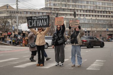 Kyiv, Ukrayna. 3 Mart 2024 'te birçok insan savaş esirlerinin akrabalarına destek olmak ve Azov savaşçılarının iki yıldır esir tutulduğunu hatırlatmak için Kyiv' in merkezine gitti.