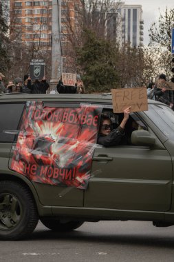 Kyiv, Ukrayna. 3 Mart 2024 'te birçok insan savaş esirlerinin akrabalarına destek olmak ve Azov savaşçılarının iki yıldır esir tutulduğunu hatırlatmak için Kyiv' in merkezine gitti.